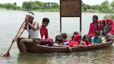 मऊरानीपुर: बुढ़ाई स्कूल तक पहुंचने के लिए बच्चे ले रहे नाव का सहारा, सताता रहता है अनहोनी का डर