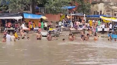 कानपुर: सावन के तीसरे सोमवार पर बिठूर के पत्थर घाट पर सैकड़ों श्रद्धालुओं ने गंगा स्नान कर मंदिर में की शिवलिंग की पूजा अर्चना