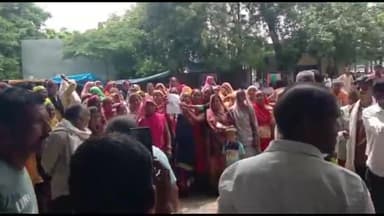 रामगंजमण्डी: 17 साल से आम रास्ते पर दबंगों के कब्जे से परेशान शारदा कॉलोनी की महिलाओं ने अदालत परिसर में किया प्रदर्शन