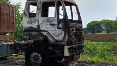 हमीरपुर: चंद्रपुरवा गेट के पास शॉर्ट सर्किट से डंपर जलकर हुआ खाक, चालक व हेल्पर ने कूदकर बचाई जान