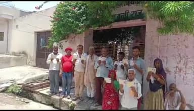 नैनवां: अपने ही पैसों के लिए करीब 7 माह से ग्रामीण लगा रहे मिनी बैंक के चक्कर, दुगारी ग्राम का है मामला