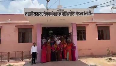 मेड़ता: महेश नगर कॉलोनी वासियों ने घरों के ऊपर से गुजर रही हाईटेंशन लाइन को हटाने की मांग लेकर विद्युत विभाग को सौंपा ज्ञापन