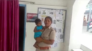 देेेवरिया: सदर जीआरपी की सर्कुलेटिंग एरिया में मिली एक मासूम बच्ची, परिजनों की तलाश में जुटी टीम