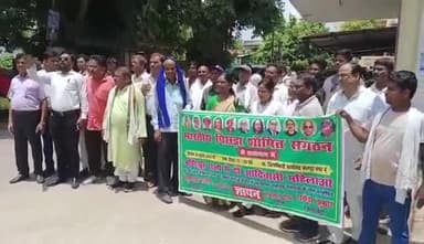 कानपुर: जिलाधिकारी कार्यालय में भारतीय पिछड़ा शोषित संगठन ने किया विरोध प्रदर्शन, मणिपुर कांड के आरोपियों की फांसी की मांग