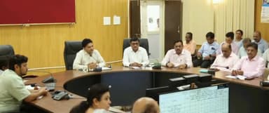 सागर नगर: कलेक्ट्रेट सभाकक्ष में DM ने राजस्व अधिकारियों को दिए निर्देश, PM रोजगार सृजन कार्यक्रम के शत प्रतिशत लक्ष्य पूर्ण करें