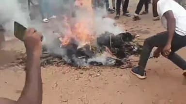 दुर्गुकोंदल: मणिपुर हिंसा के विरोध में दुर्गुकोदल मे आदिवासी समाज ने PM व मणिपुर के CM सहीत क‌ई नेताओं का पुतला दहन किया