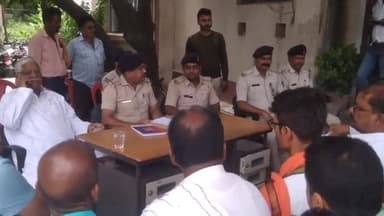 जोगापट्टी: लौरिया थाना परिसर में मोहर्रम को लेकर शांति समिति की बैठक हुई संपन्न,जुलूस में भाला, गडास व तलवार पर रहेगा प्रतिबंध