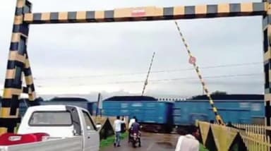 सूरजपुर: बगैर रेलवे फाटक बंद किया कोयला लोड ट्रेन सरपट दौड़ रही है, प्रशासन की अनदेखी से अडानी कर रही है अपनी मनमानी