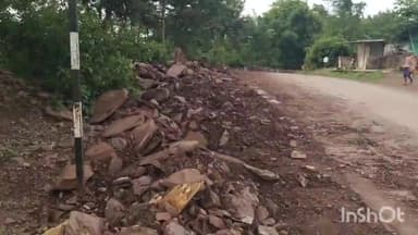 बस्तर: झारतराई में पाइप लाइन बिछाने के लिए सड़क किनारे गड्ढा खोदने से आवागमन में हो रही परेशानी