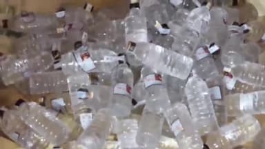 बाजपट्टी: नरहा गांव से पुलिस ने भारी मात्रा में नेपाली शराब की बरामद, एक तस्कर को किया गिरफ्तार