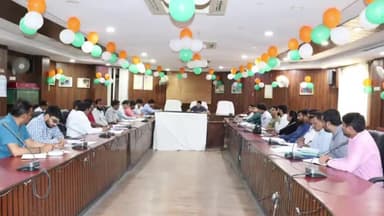 रामपुर: विकास भवन सभागार में CDO द्वारा जल जीवन मिशन के अन्तर्गत निर्माणाधीन पेयजल परियोजनाओं के बारे में समीक्षा बैठक की गई