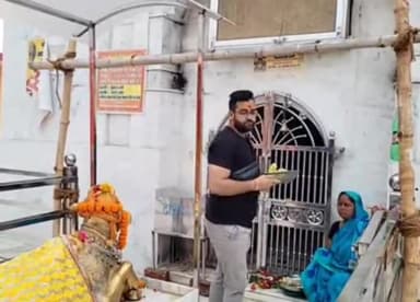 उन्नाव: सावन के सोमवार पर मगरवारा स्थित गोकुल बाबा में पहुंच रहे भक्त कर रहे पूजा अर्चना