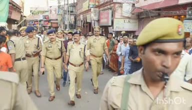 गोदौलिया से लेकर बांसफाटक तक एडिशनल पुलिस कमिश्नर ने अफसरों संग किया पैदल गश्त