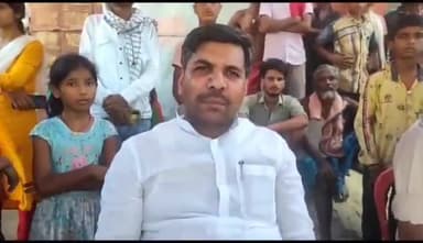 बाजपट्टी: विधायक मुकेश कुमार यादव ने बसहा गांव में करंट से महिला की हुई मौत के बाद पीड़ित परिवार से की मुलाकात