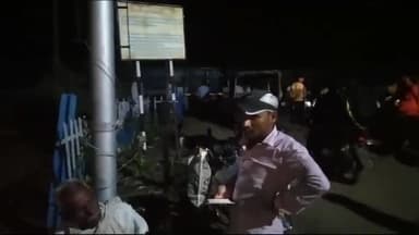 खुरई: रेल इंजन में खराबी होने के कारण खुरई का खिमलासा रेलवे फाटक डेढ़ घंटे तक रहा बंद, वाहन चालक होते रहे परेशान