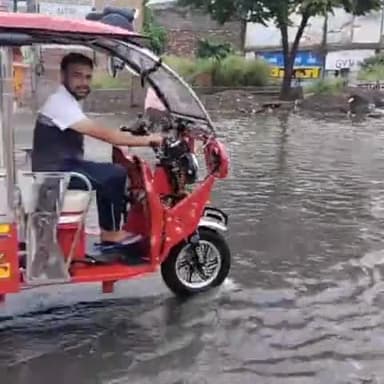 जगाधरी: मटका चौक से देवी भवन बाजार तक बिना बरसात के सड़क पर खड़ा हुआ पानी नाराज दिखे दुकानदार बोले शिकायत पर नहीं निकला कोई हाल