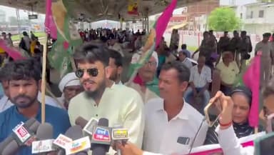 पत्रकार से बात करते जाप नेता तोराब नियाजी