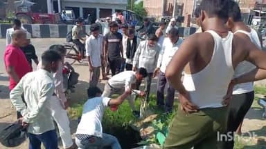 हमीरपुर: कालपी हमीरपुर हाईवे में बाइक अनियंत्रित होकर गिरने से टक्कर लगने से दूसरी बाइक गिरी नाले में , दो लोग घायल