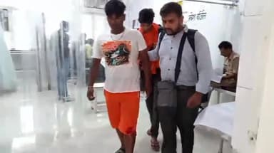 मुरादाबाद: सिविल लाइन स्थित पीएसी तिराहे पर सड़क हादसे में 2 लोग हुए घायल, उपचार के लिए दोनों घायलों को लाया गया जिला अस्पताल