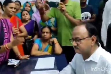 बिसौली: बिसौली नगर में बिजली आपूर्ति ठीक से ना होने पर नगर की दर्जनों महिलाओं ने अधिशासी अभियंता से समस्या के समाधान की मांग की