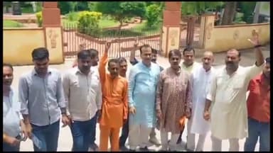 बूंदी: BJP नेता रुपेश शर्मा के नेतृत्व में 63 गांवों को केडीए में शामिल करने के विरोध में कलेक्ट्रेट में DM को सौंपा गया ज्ञापन