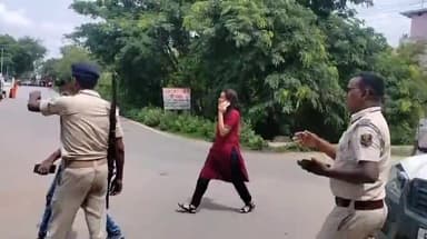 बिहटा: राघोपुर में युवक की हत्या के बाद मौके पर जांच करने पहुंची प्रशिक्षु DSP एवं बिहटा थाना इंस्पेक्टर