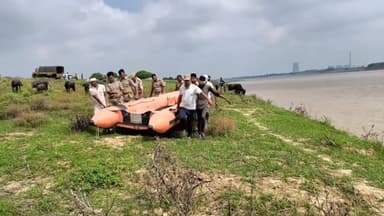 हमीरपुर: मुख्यालय स्थित यमुना पुल से नदी में कूदी युवती की तलाश करने आई पीएसी की फल्ड टीम