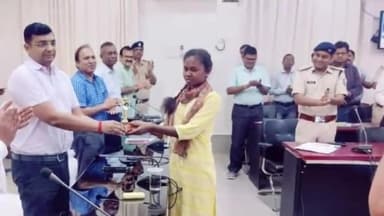 पूर्णिया पूर्व: समाहरणालय सभाकक्ष पूर्णिया में जिलाधिकारी ने सभी प्रशिक्षण कर्ता एवं छात्राओं को किया सम्मानित