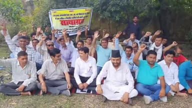 रामपुर: सिविल लाइन क्षेत्र स्थित एसी कार्यालय पर विद्युत संविदा कर्मचारियों ने सत्याग्रह कर किया विरोध-प्रदर्शन