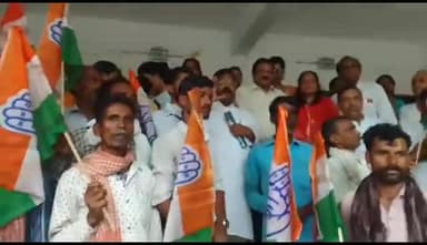 भोपाल :- कुरवाई विधानसभा क्षेत्र के अनूसूचित जाति जन जाति के 500 से अधिक भाजपा कार्यकर्ता पूर्व मंत्री सज्जन सिंह वर्मा के नेतृत्व में कांग्रेस में शामिल हुए । सुभाष बोहत एडवोकेट