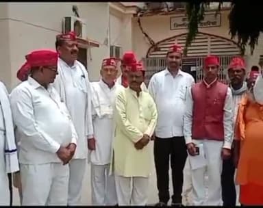 देेेवरिया: निषाद पार्टी के कार्यकर्ता पहुंचे कलेक्ट्रेट, फूलन देवी की हत्या की जांच सीबीआई से कराने को लेकर दिया ज्ञापन