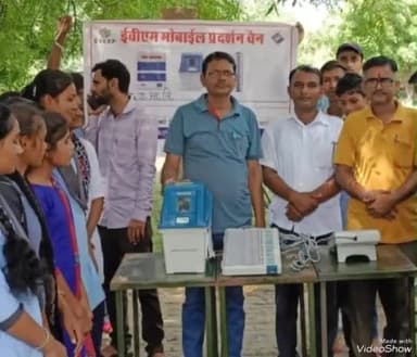 जालौर: जिला मुख्यालय पर स्वीप कार्यक्रम के तहत ईवीएम मशीन के माध्यम से मतदाताओं को किया गया जागरूक