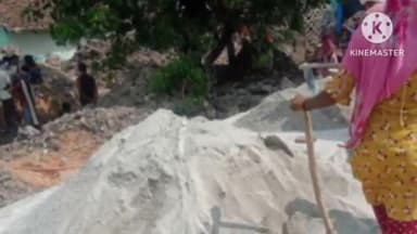 मौदहा: ब्लाक के मकराँव में निर्माणाधीन नाला पर ग्रामीण भ्रस्टाचार का आरोप लगा रहे है