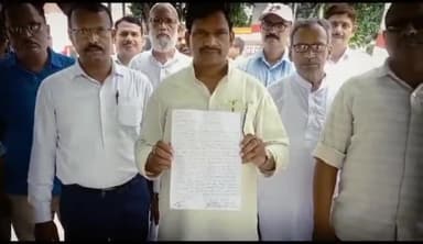 आज़मगढ़: शिक्षक से मारपीट व विद्यालय में हुई तोड़फोड़ के मामले में कार्रवाई न होने पर शिक्षकों ने मुबारकपुर थाने का किया घेराव