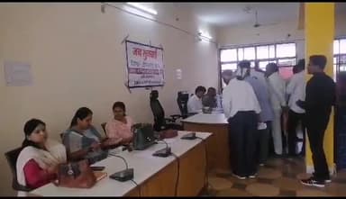 टीकमगढ़: कलेक्ट्रेट कार्यालय में आयोजित जनसुनवाई में 145 आवेदनों पर की गई सुनवाई