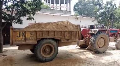 नौगावां सादात: खनन अधिकारी ने नौगांवा कस्बे से अवैध मिट्टी के खनन से लदी ट्रैक्टर ट्रॉली पकड़ी, थाने में कराया सीज