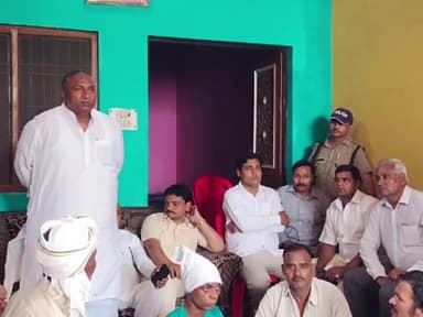 #बेलडा गांव निवासी मृतक प्रमोद कुमार के घर संवेदना व्यक्त करने पहुँचे बसपा प्रतिनिधि मंडल परिवार की आर्थिक मदद की।।