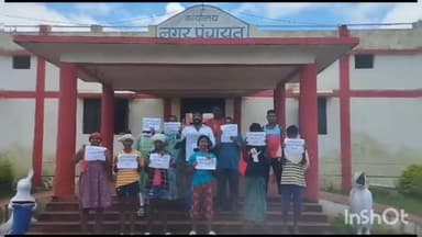 बस्तर: वार्ड क्रमांक-12 में साफ-सफाई नहीं होने पर पार्षद अंकित पारख ने नगर पंचायत कार्यालय में किया धरना प्रदर्शन