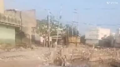 अम्बाला: जिले की पुलिस लाइन में अन्य जगह पर बाढ़ की वजह से सड़कों में बने गड्ढे जनता हुई बेहाल बाढ़ से सड़कों की हालत बत्तर