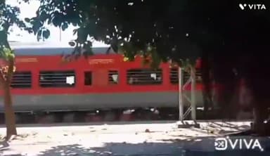 अम्बाला: जिले के रेलवे स्टेशन पर आरपीएफ की पुलिस ने यात्री को लौटाया बैग सामान पाकर यात्री की आंखों में खुशी के आंसू आ गए