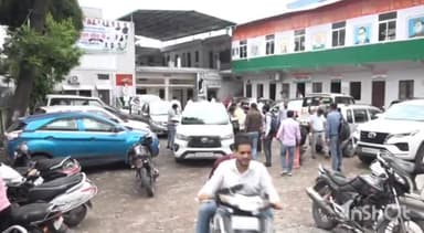 देहरादून: बीजेपी के पूर्व विधायक राजकुमार ठुकराल पहुंचे कांग्रेस भवन, पूर्व मुख्यमंत्री हरीश रावत से की मुलाकात