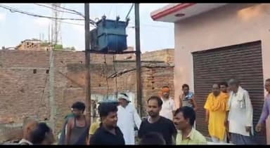 मऊरानीपुर: सिजारी बुजुर्ग 8 दिन से गांव में खराब पड़े विद्युत ट्रांसफार्मर जिम्मेदार नहीं दे रहे ध्यान।