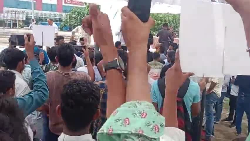 राजस्थान #पर्यटन_गाइडों ने अपनी मांगों को लेकर जयपुर शहीद स्मारक पर धरना-प्रदर्शन किया।
स्थाई नियुक्त की मांग की है।