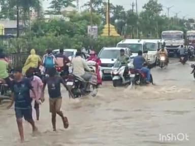 सुकमा: बारिश के प्रभाव से सुकमा जिला मुख्यालय में दिखी जलभराव की स्थिति भाजपा कार्यालय सड़क समेत लोगों के घरों में भरा पानी