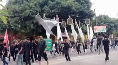 नौगावां सादात: नौगांवा सादात कस्बे के विभिन्न मोहल्लों से गुजरा सातवें मोहर्रम का जुलूस, अजादार रहे मौजूद