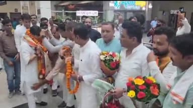 हुज़ूर: केंद्रीय मंत्री ज्योतिरादित्य सिंधिया पहुंचे राजा भोज एयरपोर्ट, भाजपा कार्यकर्ताओं ने फूल माला के साथ किया जोरदार स्वागत