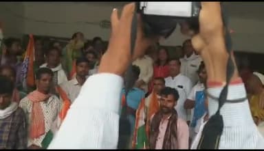 कुरवाई विधानसभा क्षेत्र के भाजपा कार्यकर्ताओं द्वारा कांग्रेश में शामिल होने पर पूर्व मंत्री सज्जन सिंह वर्मा जी ने संबोधित किया एवं कांग्रेस सरकार बनाए जाने में सहयोग करने का 
आवाहन किया ।