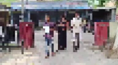 मऊरानीपुर: कोतवाली क्षेत्र एक गांव में चोरो के शक में गांव के लोगों ने की मारपीट, बेटे के साथ माता-पिता पहुंचे पुलिस क्षेत्राधिकारी