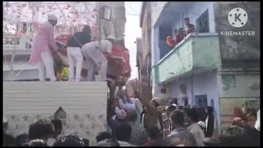 मौदहा: कस्बा के कजियाना गद्धीघर के इमाम बाड़ा से निकाला गया मुहर्रम की 7वीं का पलंग जुलूस, प्रशासन रहा सतर्क