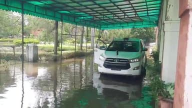 अम्बाला: कल रात अंबाला शहर में हुई बरसात से डीसी कार्यालय में भरा पानी,अपने काम और समस्या लेकर पहुंची जनता को हुई दिक्कत